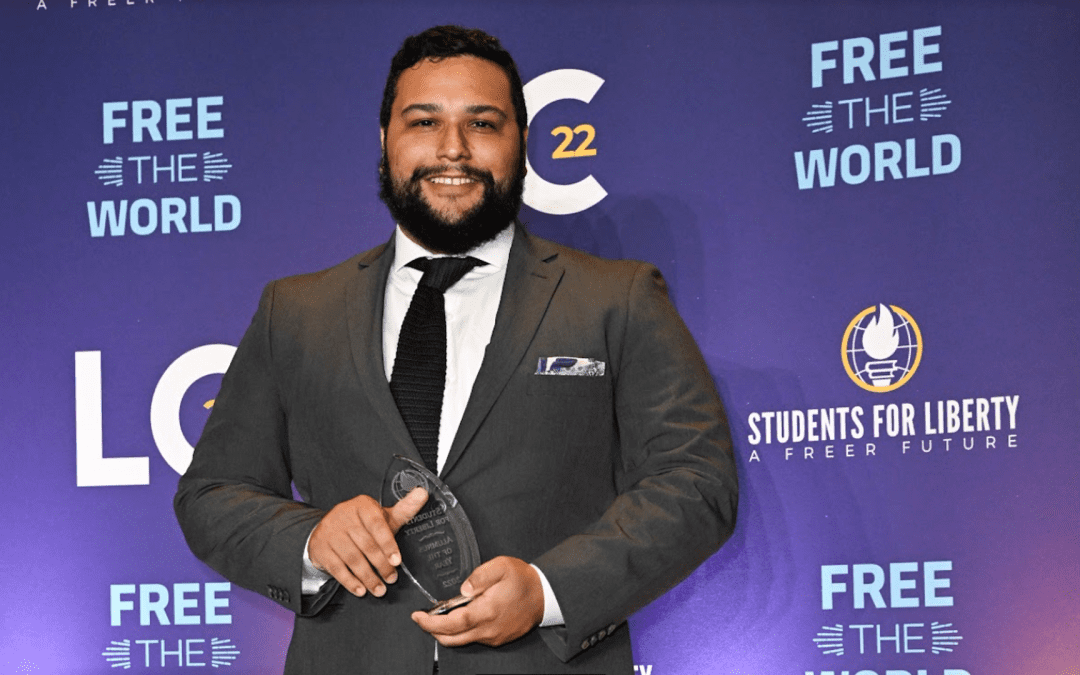 SFL Alumnus Ítalo Cunha wins Alumnus of the Year award at LibertyCon International 2022