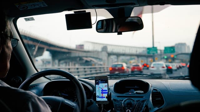 Taxistas deveriam parar de ter medo do Uber e melhorarem