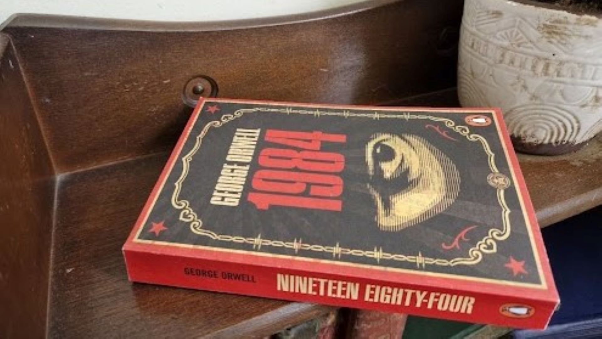 Link Tank: Facts About George Orwell's 1984