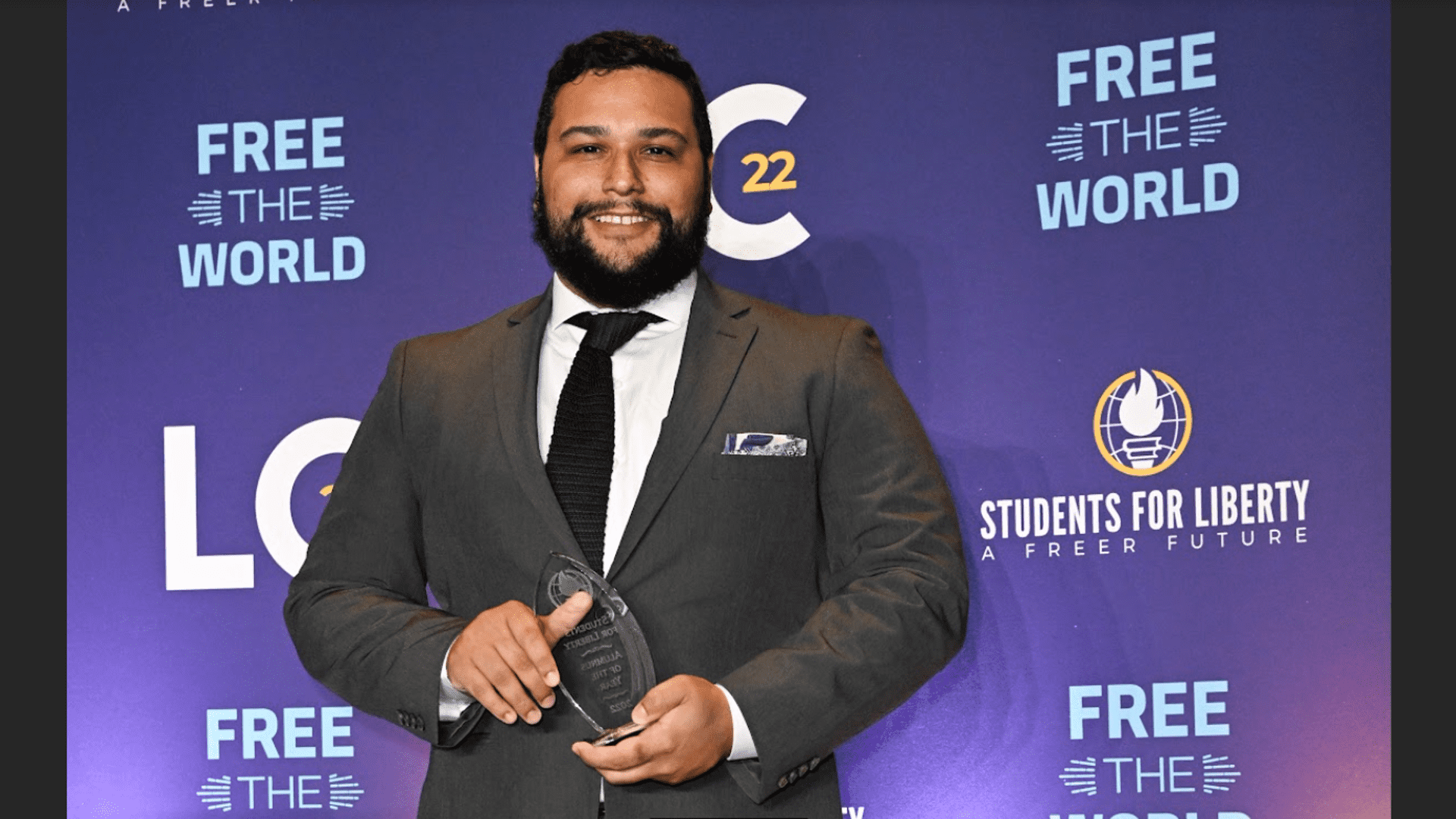 Ítalo Cunha, an alumnus of Students For Liberty Brasil (SFLB), received the award for Alumnus of the Year at LibertyCon International 2022.