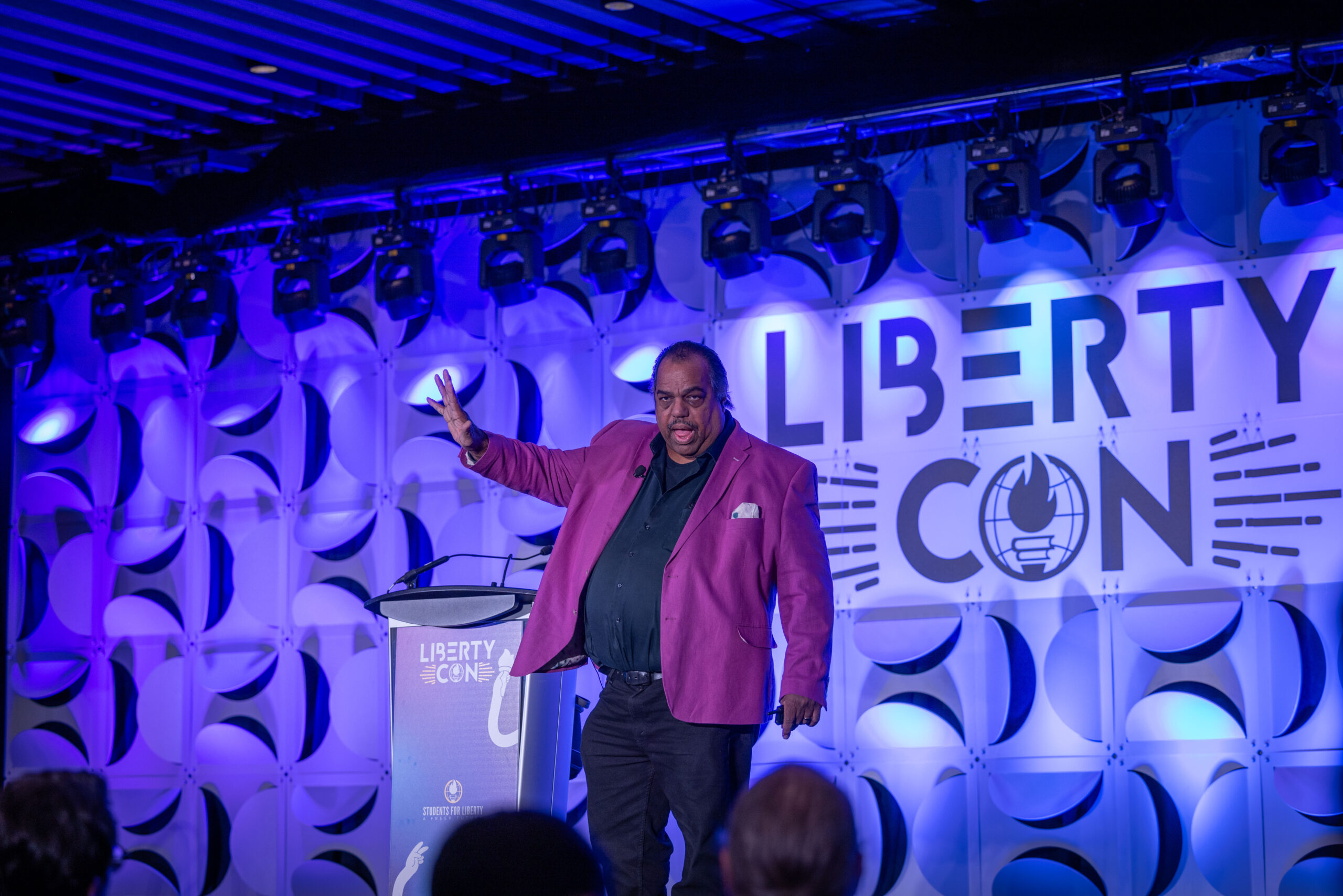 LibertyCon speaker Daryl Davis holds up five fingers as he describes his five principles of communication.